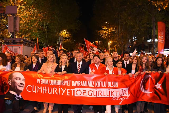 Kadıköy’de Milyonlar Cumhuriyet İçin Yürüdü