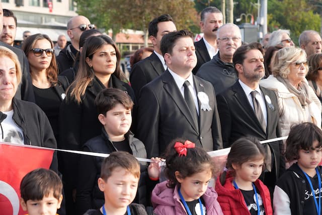 Kadıköy’de Binlerce Kişi Ata’ya Saygı Zinciri Oluşturdu