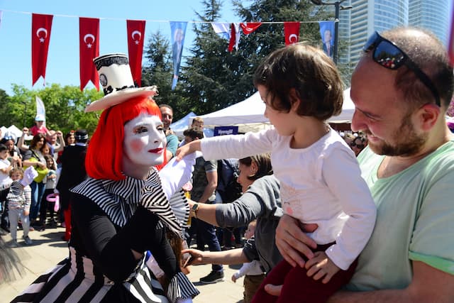 Kadıköyde 23 Nisan Karnaval Gibi Kutlandı