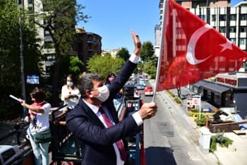 Kadıköy’de Zafer Bayramı Coşkusu: Klasik Otomobillerle Zafer Turu Attılar