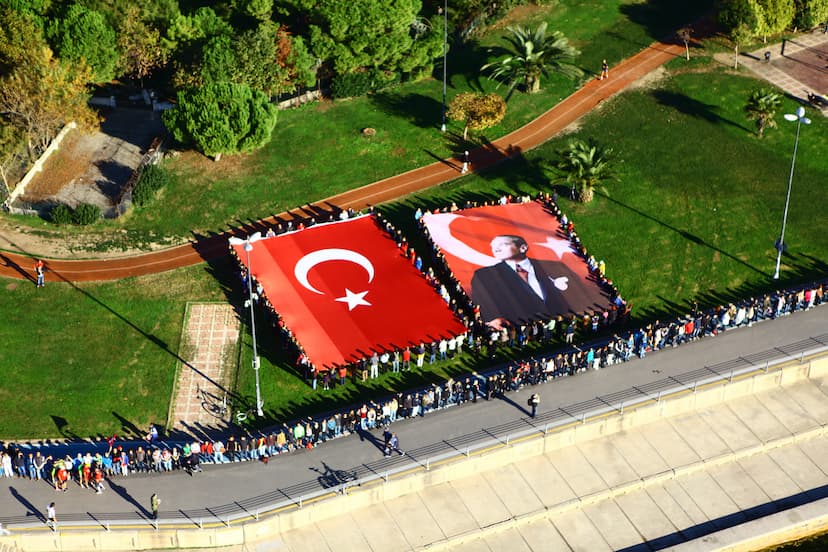 Atatürk İçin El Ele