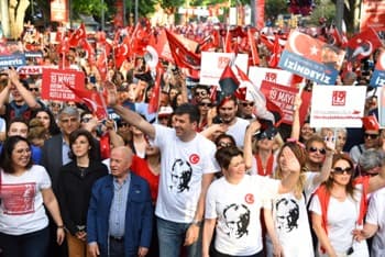 Kadıköy Bağdat Caddesi'nde 100. Yıl Yürüyüşü