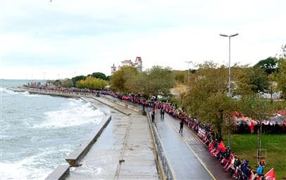 Kadıköylüler'den Ata'ya Saygı Zinciri