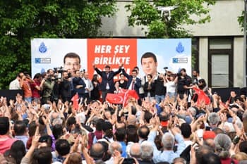 İstanbul'un Başkanı Kadıköylülerle Kucaklaştı