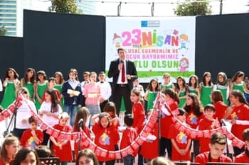 Kadıköy'de 23 Nisan Karnaval Havasında Kutlandı