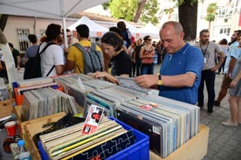 Kadıköy'de Plaklar Müzeyyen Senar İçin Dönecek