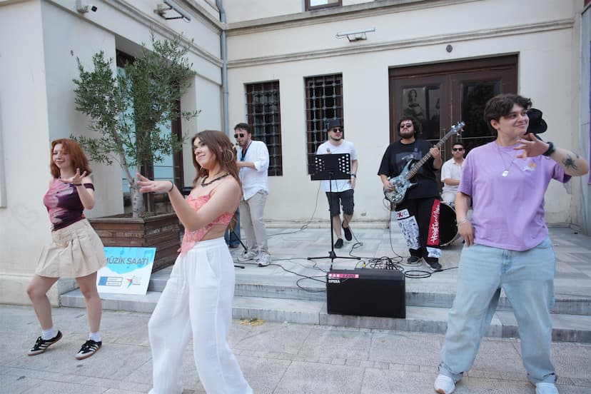 Kadıköy’ün Sokakları Gençlerin Müziğiyle Şenleniyor