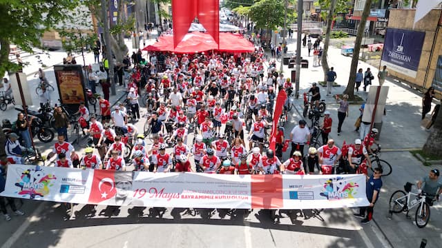 19 Mayıs Ruhu Kadıköy Sokaklarında
