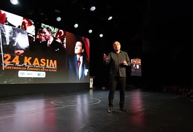 Kadıköy’de Öğretmenler Günü Sunay Akın Gösterisiyle Kutlandı